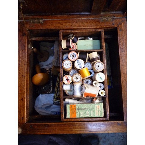 422 - A VERY GOOD 1920'S SEWING BOX TABLE WITH A LARGE QUANTITY OF ORIGINAL CONTENTS FROM THE EARLY TO MID... 