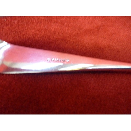 95 - A GOOD PAIR OF SILVER PLATED ICE TONGS BY NEEDHAM VEALL & TYZACH, SHEFFIELD - 15CM