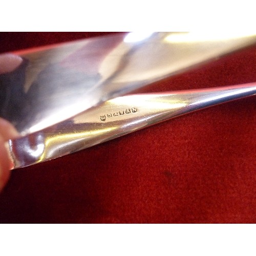 95 - A GOOD PAIR OF SILVER PLATED ICE TONGS BY NEEDHAM VEALL & TYZACH, SHEFFIELD - 15CM