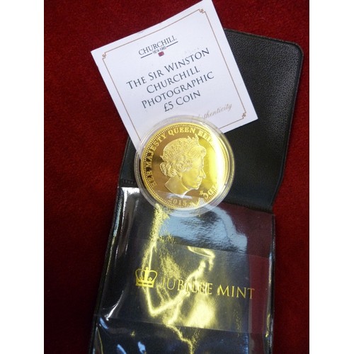 121 - THE SIR WINSTON CHURCHILL £5.00 PHOTOGRAPHIC MINT COIN IN 24 CARAT GOLD PLATED COPPER - 2015, WITH C... 