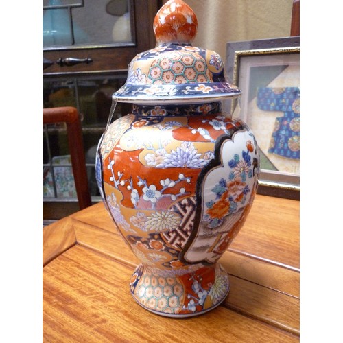 167 - A CHINESE 20TH CENTURY  PORCELAIN VASE AND COVER IN IMARI COLOURS, THE PANELS WITH RAISED ENAMEL DES... 