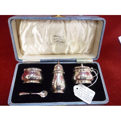 33 - STERLING SILVER CONDIMENT SET, BIRMINGHAM 1937. THE RIMS WITH CELTIC DESIGN IN THE STYLE OF OMAR RAM... 