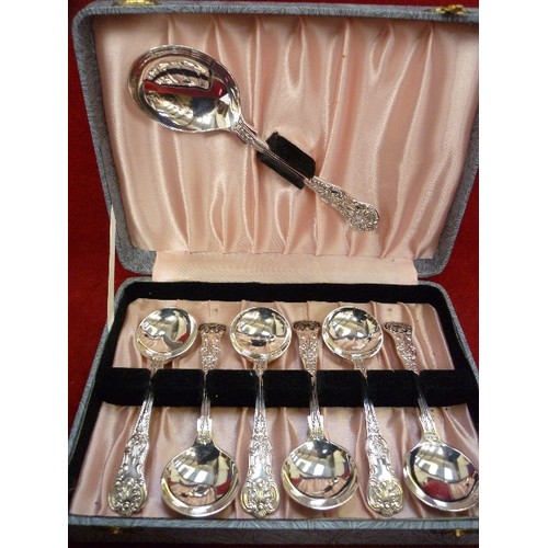 35 - SET OF KING'S PATTERN STERLING SILVER DESSERT SPOONS WITH MATCHING SERVING SPOON - IN ORIGINAL FITTE... 