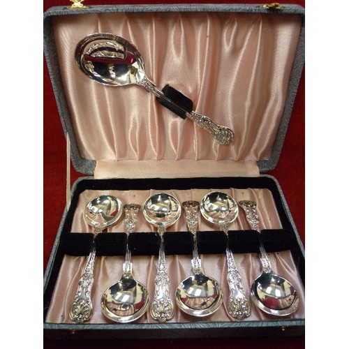 35 - SET OF KING'S PATTERN STERLING SILVER DESSERT SPOONS WITH MATCHING SERVING SPOON - IN ORIGINAL FITTE... 