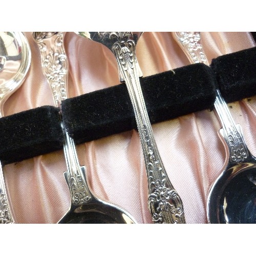 35 - SET OF KING'S PATTERN STERLING SILVER DESSERT SPOONS WITH MATCHING SERVING SPOON - IN ORIGINAL FITTE... 