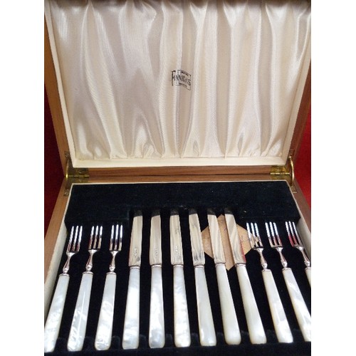 34 - SUPERB STERLING SILVER AND MOTHER OF PEARL SET OF DESSERT KNIVES AND FORKS IN ORIGINAL ART DECO WALN... 