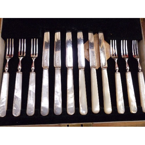 34 - SUPERB STERLING SILVER AND MOTHER OF PEARL SET OF DESSERT KNIVES AND FORKS IN ORIGINAL ART DECO WALN... 