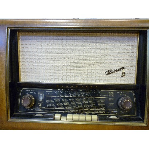 94 - 1950'S  - BLAU PUNKT (BLUE SPOT) RIVIERA VALVE RADIO - WALNUT VENEERED CASE IN VERY GOOD CONDITION