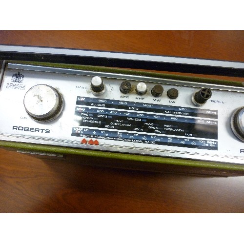 92 - A VINTAGE ROBERTS RADIO IN OLIVE GREEN - MODEL R606 - MB