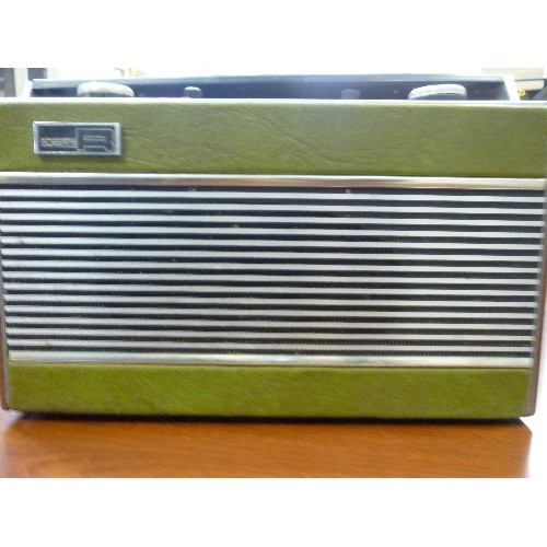 92 - A VINTAGE ROBERTS RADIO IN OLIVE GREEN - MODEL R606 - MB