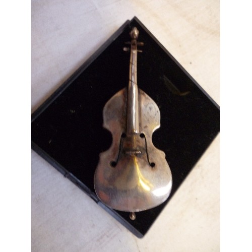 19A - A VINTAGE STERLING SILVER BROOCH IN THE SHAPE OF A CELLO - 925 MEXICO MARKS