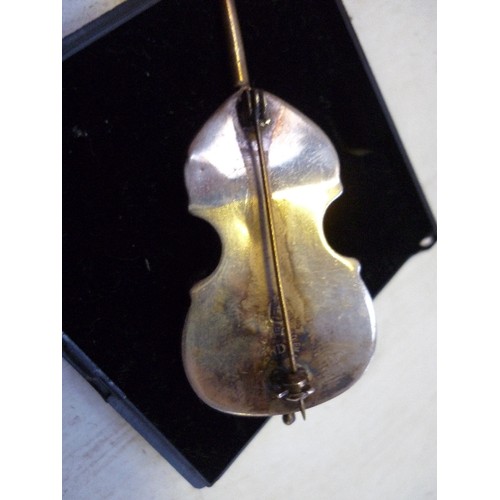 19A - A VINTAGE STERLING SILVER BROOCH IN THE SHAPE OF A CELLO - 925 MEXICO MARKS