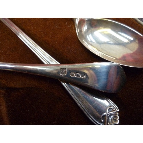 79 - SET OF STERLING SILVER TEASPOONS, SHEFFIELD 1940, COOPER BROS IN ORIGINAL FITTED BOX