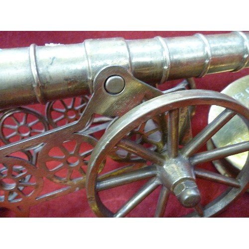 186 - A LARGE VINTAGE BRASS MODEL CANNON - 36CM TOGETHER WITH A SHELL VASE TRENCH ART ASHTRAY STAMPED WITH... 