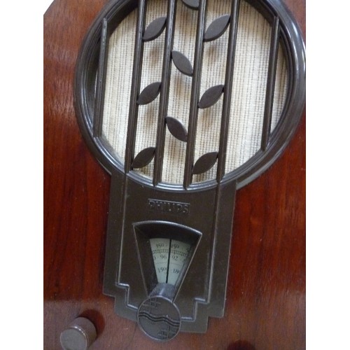 94A - AN ART DECO STYLE PHILIPS RADIO, MODEL 634A IN VENEERED CASE - A VERY GOOD REPLICA OF THIS ICONIC RA... 