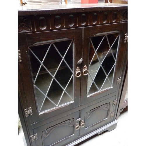 425 - A 1950'S DARK OAK BOOKCASE CABINET BY STANLEY WOOD  LTD OF OLNEY BUCKS - WITH DIAMOND LEADED DOORS -... 