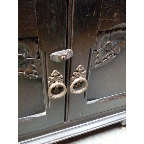 425 - A 1950'S DARK OAK BOOKCASE CABINET BY STANLEY WOOD  LTD OF OLNEY BUCKS - WITH DIAMOND LEADED DOORS -... 