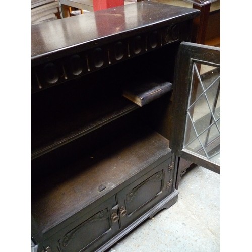 425 - A 1950'S DARK OAK BOOKCASE CABINET BY STANLEY WOOD  LTD OF OLNEY BUCKS - WITH DIAMOND LEADED DOORS -... 