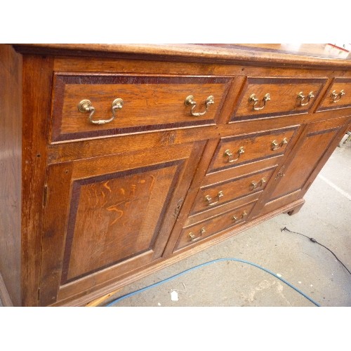 420 - A GOOD QUALITY SOLID OAK GEORGIAN STYLE DRESSER WITH MAHOGANY VENEER INLAY AROUND THE TOP AND DRAWER... 