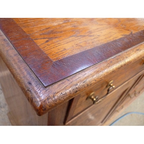 420 - A GOOD QUALITY SOLID OAK GEORGIAN STYLE DRESSER WITH MAHOGANY VENEER INLAY AROUND THE TOP AND DRAWER... 