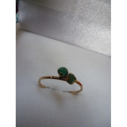 61A - A FINE 9CT GOLD RING SET WITH TWO ROUGH CUT EMERALDS - LONDON HALLMARK