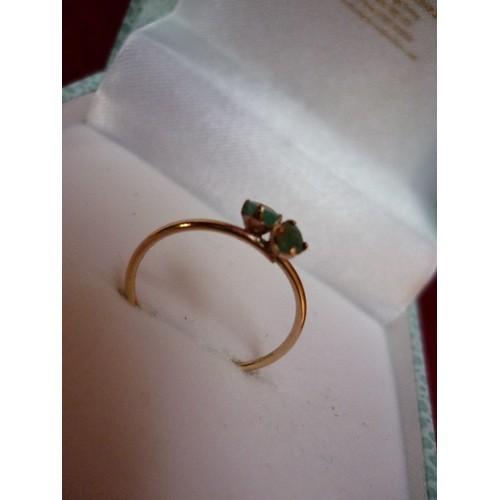 61A - A FINE 9CT GOLD RING SET WITH TWO ROUGH CUT EMERALDS - LONDON HALLMARK