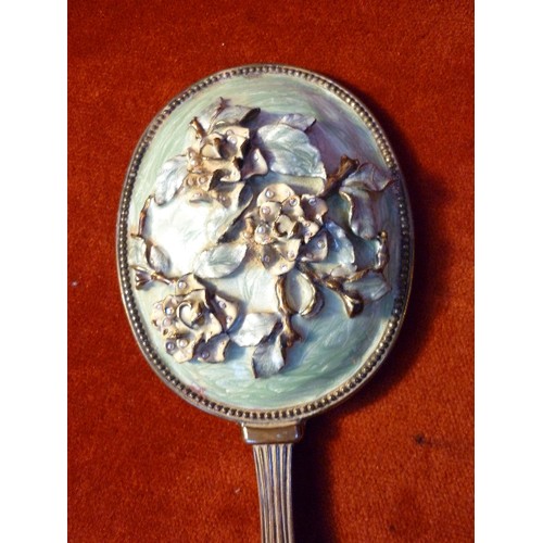 97A - A STERLING SILVER ART DECO DRESSING TABLE HAND MIRROR HALLMARKED BIRMINGHAM 1930 WITH ENGINE TURNED ... 