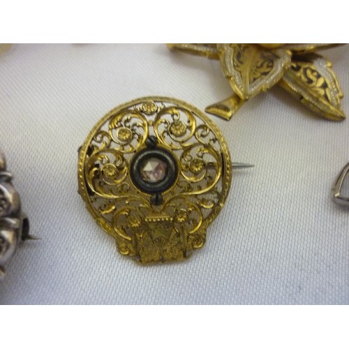 72 - A COLLECTION OF ANTIQUE AND VINTAGE BROOCHES INCLUDING AN 18TH CENTURY FRENCH WATCH PART BROOCH IN Y... 