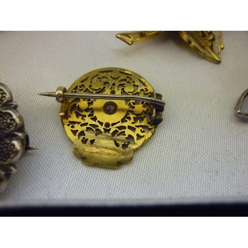 72 - A COLLECTION OF ANTIQUE AND VINTAGE BROOCHES INCLUDING AN 18TH CENTURY FRENCH WATCH PART BROOCH IN Y... 