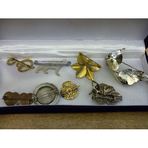 72 - A COLLECTION OF ANTIQUE AND VINTAGE BROOCHES INCLUDING AN 18TH CENTURY FRENCH WATCH PART BROOCH IN Y... 