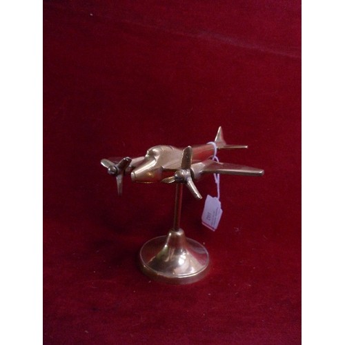 102 - A TRENCH ART STYLE BRASS WW2 AEROPLANE ON STAND (MOSQUITO?) - 13CM