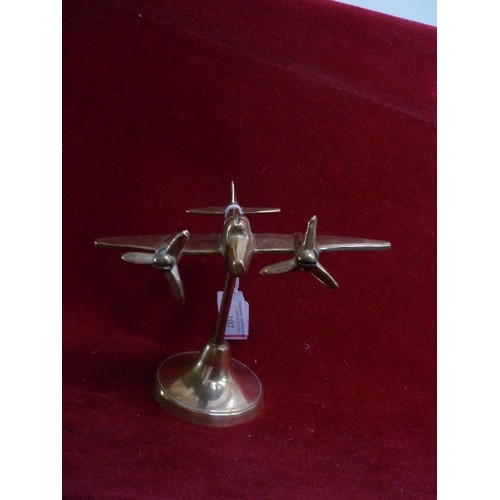 102 - A TRENCH ART STYLE BRASS WW2 AEROPLANE ON STAND (MOSQUITO?) - 13CM