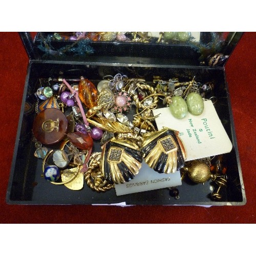 95 - BOX OF COSTUME JEWELLERY, MAINLY EARRINGS AND BROOCHES.