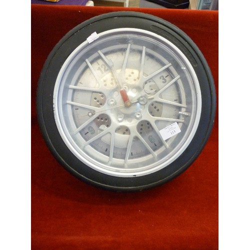 113 - WALL CLOCK IN THE FORM OF A CAR WHEEL/TYRE. BATTERY.