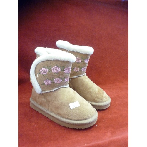 130 - CHILD'S FUR-LINED 'UGG-STYLE' BOOTS. SIZE 27[CHILDS 9] NEW CONDITION.