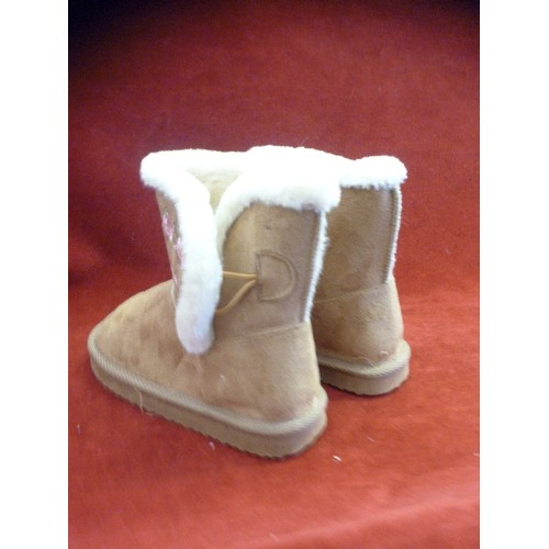 130 - CHILD'S FUR-LINED 'UGG-STYLE' BOOTS. SIZE 27[CHILDS 9] NEW CONDITION.