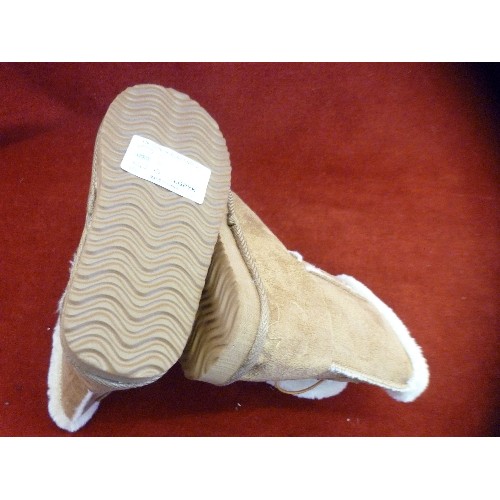 130 - CHILD'S FUR-LINED 'UGG-STYLE' BOOTS. SIZE 27[CHILDS 9] NEW CONDITION.