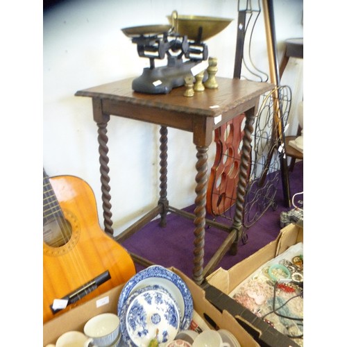 143 - LOVELY VINTAGE SQUARE OAK SIDE/OCASIONAL TABLE, WITH BARLEY-TWIST LEGS.