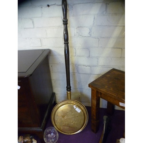 160 - BRASS WARMING PAN WITH LONG WOODEN HANDLE. HORSE AND CARRIAGE SCENE ON PAN.