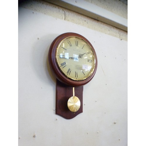 164 - WALL CLOCK WITH PENDULUM AND ROMAN NUMERALS. WORKING.