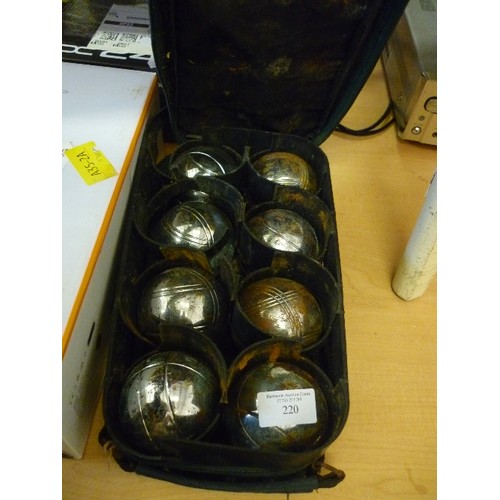 220 - VINTAGE BOULES. IN CARRY CASE.