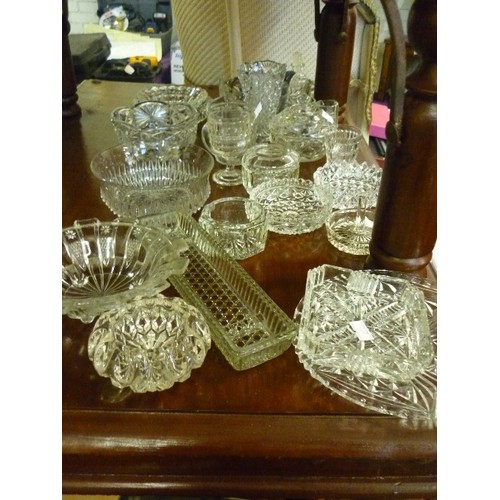 224 - GOOD QUALITY VINTAGE CUT-GLASS. LARGE QUANTITY OF ATTRACTIVE ITEMS, VASES, DISHES, ASH-TRAYS ETC ETC... 