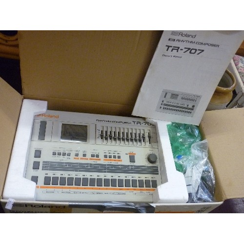 227 - ROLAND TR 707 RHYTHM COMPOSER DRUM MACHINE. 80'S.  IN BOX, WITH MANUAL.