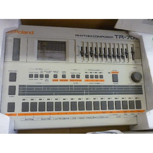 227 - ROLAND TR 707 RHYTHM COMPOSER DRUM MACHINE. 80'S.  IN BOX, WITH MANUAL.