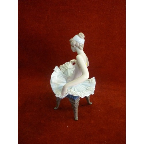 258 - LLADRO BALLERINA. BEAUTIFUL LACE DETAIL ON TUTU. FIGURE SEATED ON STOOL.