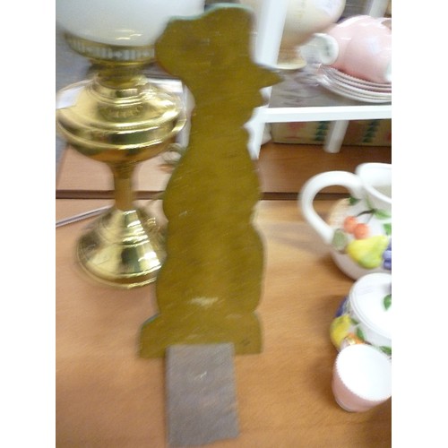 262 - LOVELY VINTAGE DOOR WEDGE, WOODEN DUTCH BOY IN TRADITIONAL DRESS.