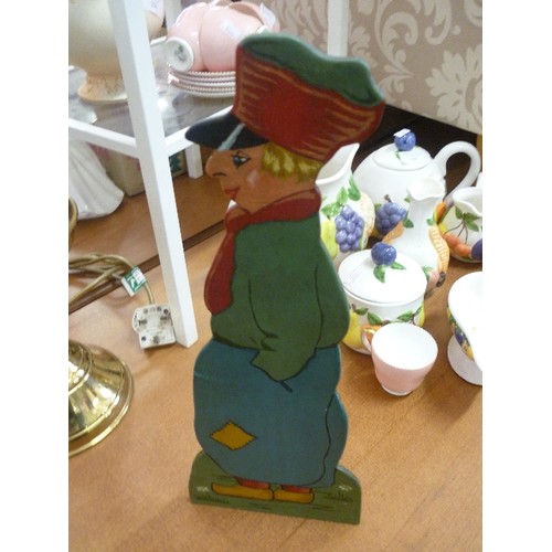 262 - LOVELY VINTAGE DOOR WEDGE, WOODEN DUTCH BOY IN TRADITIONAL DRESS.