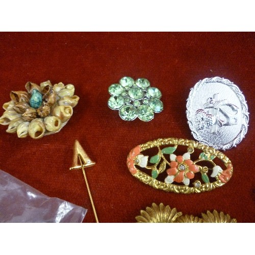 269 - MIXED COSTUME JEWELLERY COLLECTION.