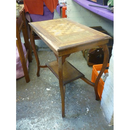 149 - ATTRACTIVE VINTAGE SIDE/OCCASIONAL TABLE. INLAID TOP WITH CHESS/DRAUGHT BOARD INSET. LOWER SHELF SUP... 