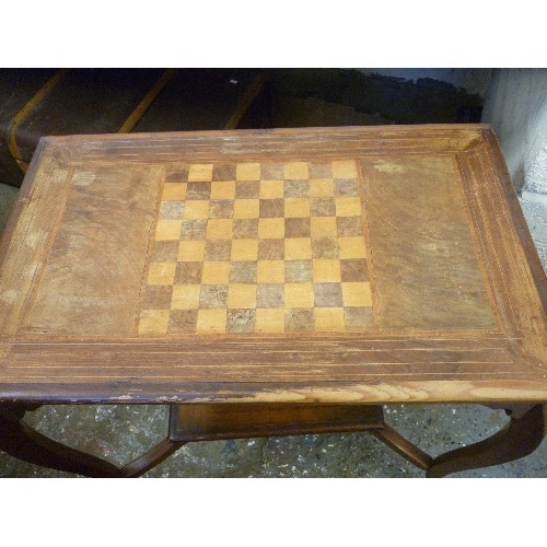 149 - ATTRACTIVE VINTAGE SIDE/OCCASIONAL TABLE. INLAID TOP WITH CHESS/DRAUGHT BOARD INSET. LOWER SHELF SUP... 